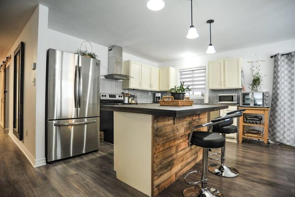 Communal lounge/ TV room, Kitchen or kitchenette, Dining area, Communal kitchen, dishwasher, minibar, pet friendly, kitchen