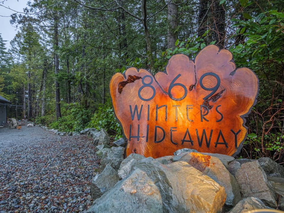 Facade/entrance, Property logo or sign, Neighbourhood, Natural landscape, Street view