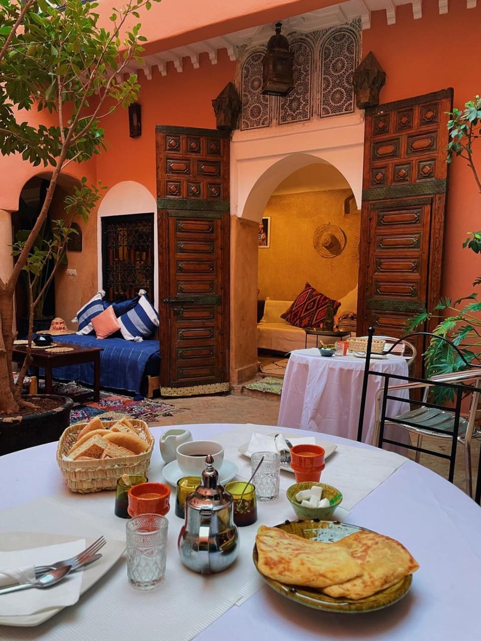 Living room, Food and drinks, Seating area, Food