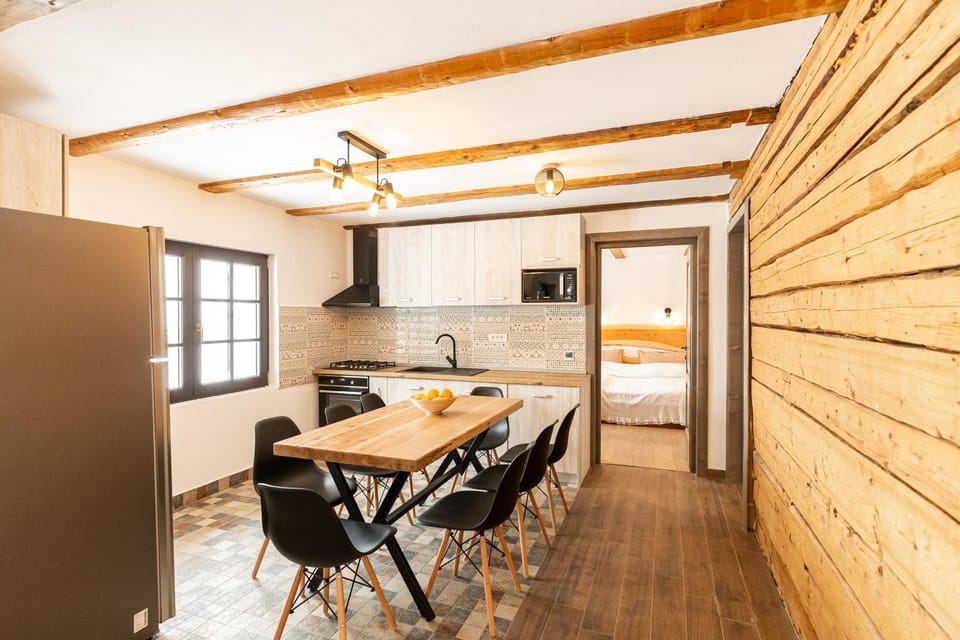 Kitchen or kitchenette, Dining area
