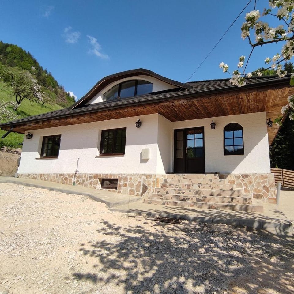 Property building, Day, Natural landscape, Mountain view