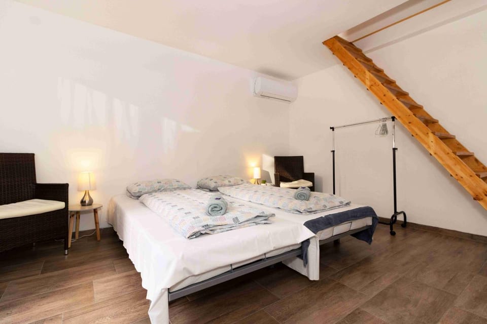 Bed, Bedroom, towels, air conditioner