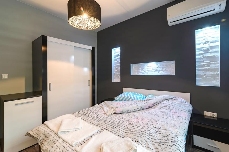 Bed, Photo of the whole room, Bedroom, internet, air conditioner