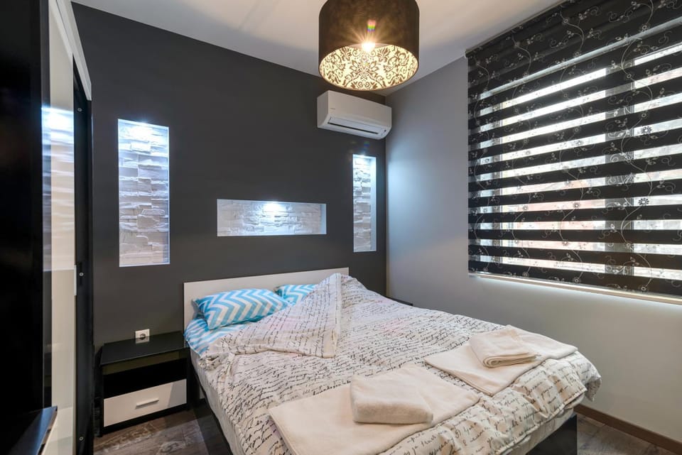Bed, Photo of the whole room, Bedroom, towels