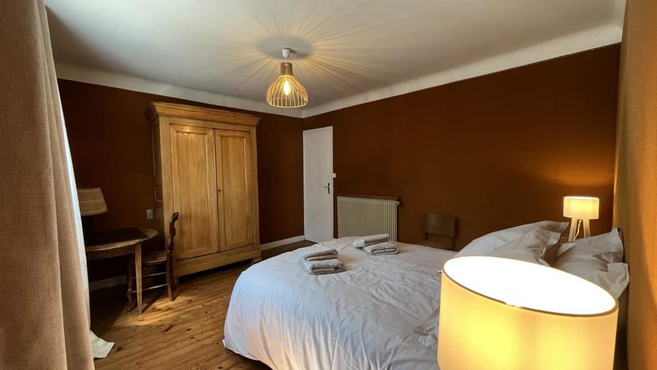 Photo of the whole room, wardrobe