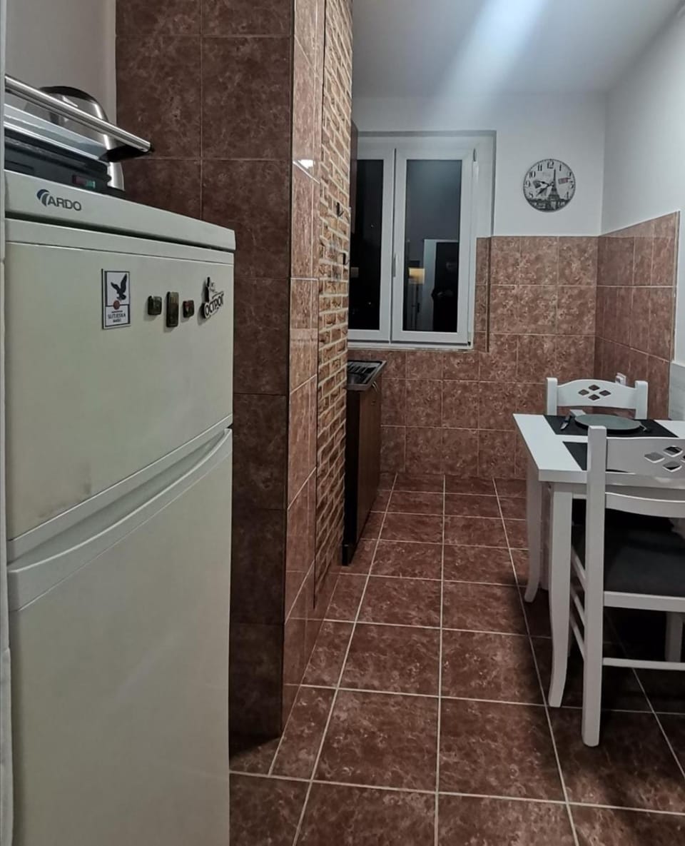 Kitchen or kitchenette, Dining area, minibar, stove