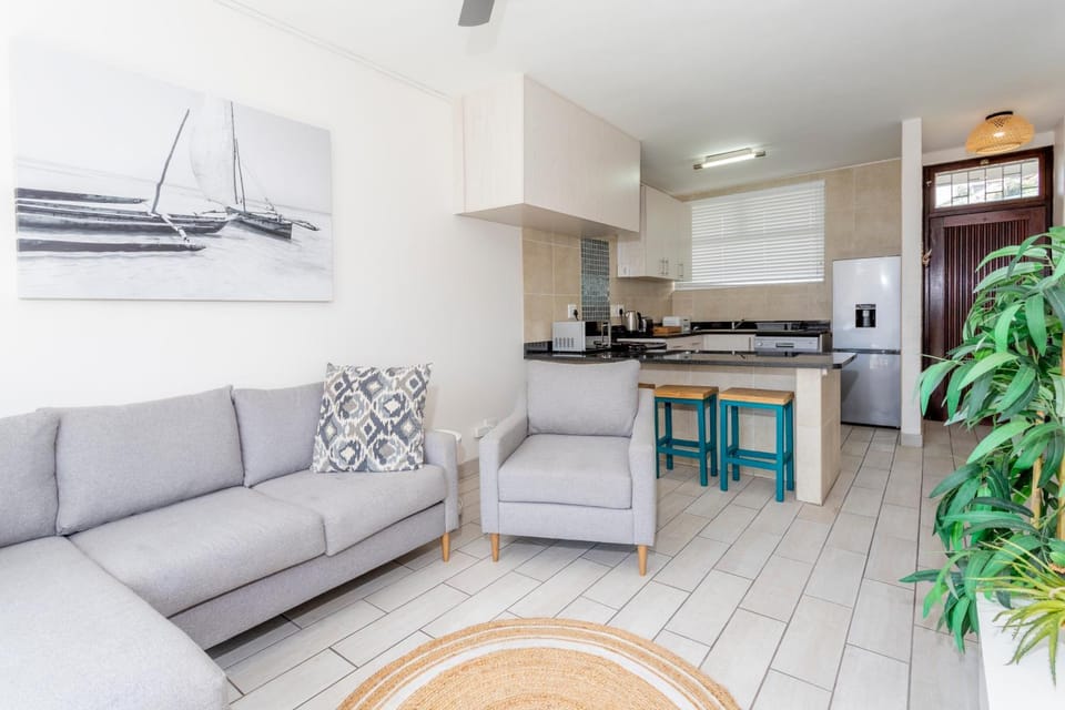 Living room, Seating area, Dining area, minibar, pet friendly, stove