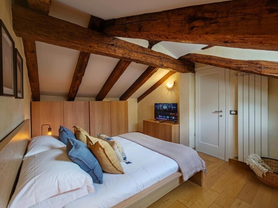 Bed, TV and multimedia, Bedroom