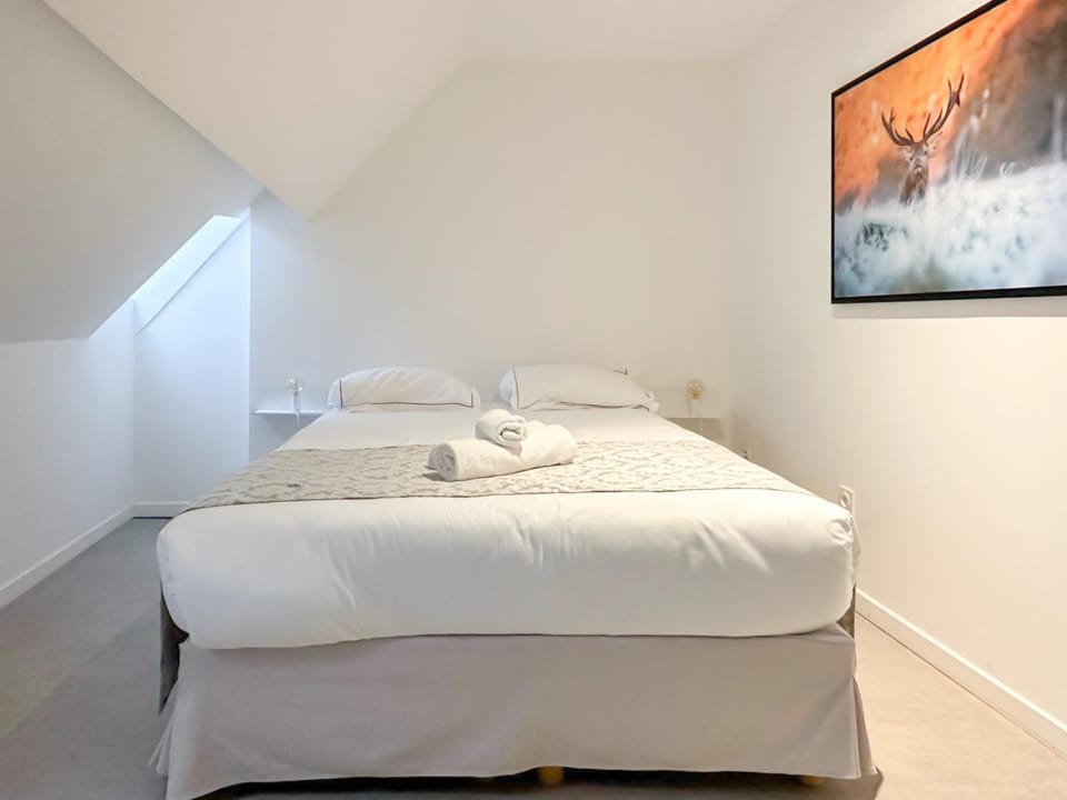 Bed, Photo of the whole room, towels