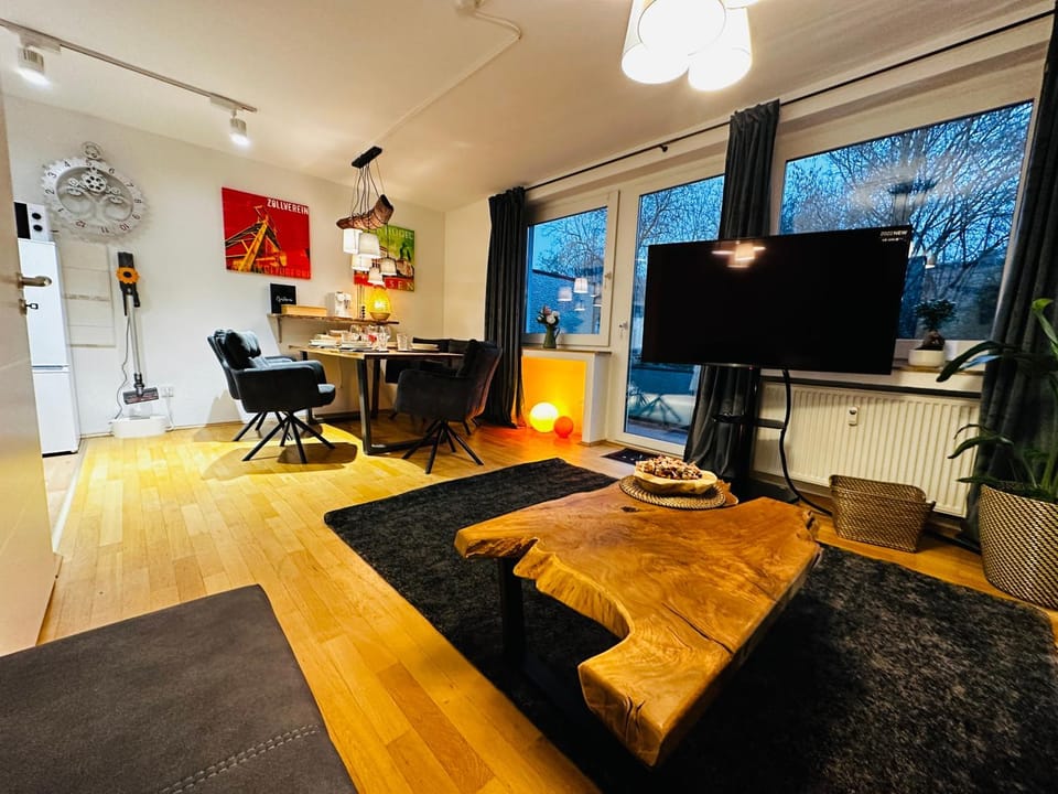 TV and multimedia, Kitchen or kitchenette, Living room, Seating area, Dining area