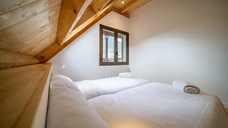 Bed, Bedroom, towels, towels