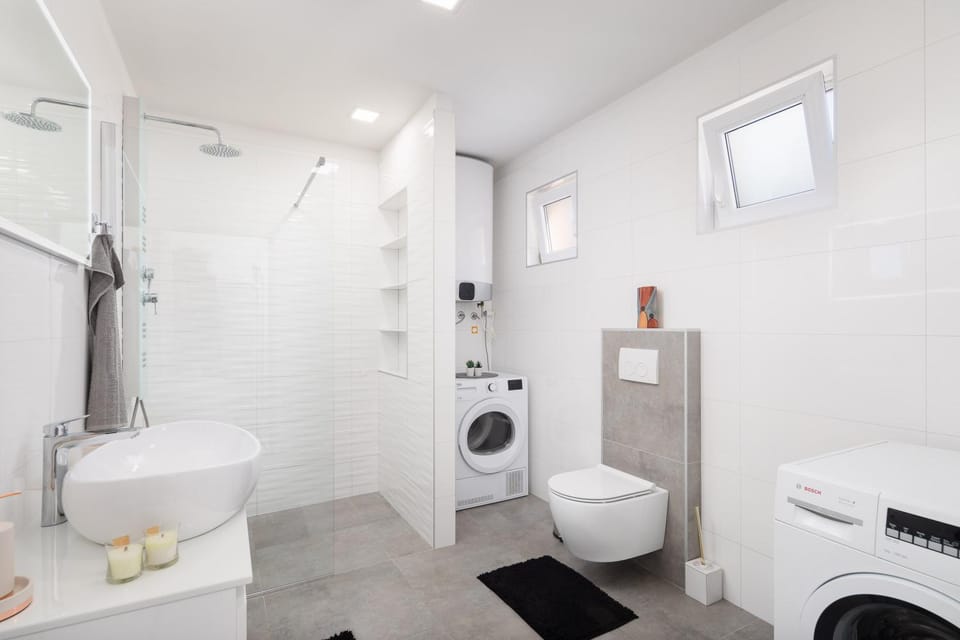 Shower, Toilet, Bathroom, towels, washing machine