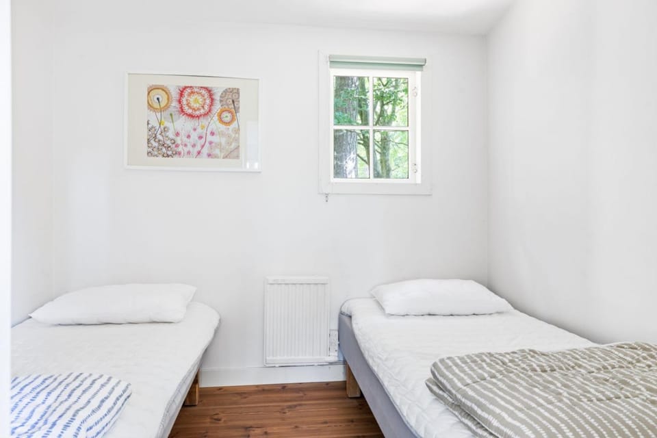 Property building, Bed, Bedroom