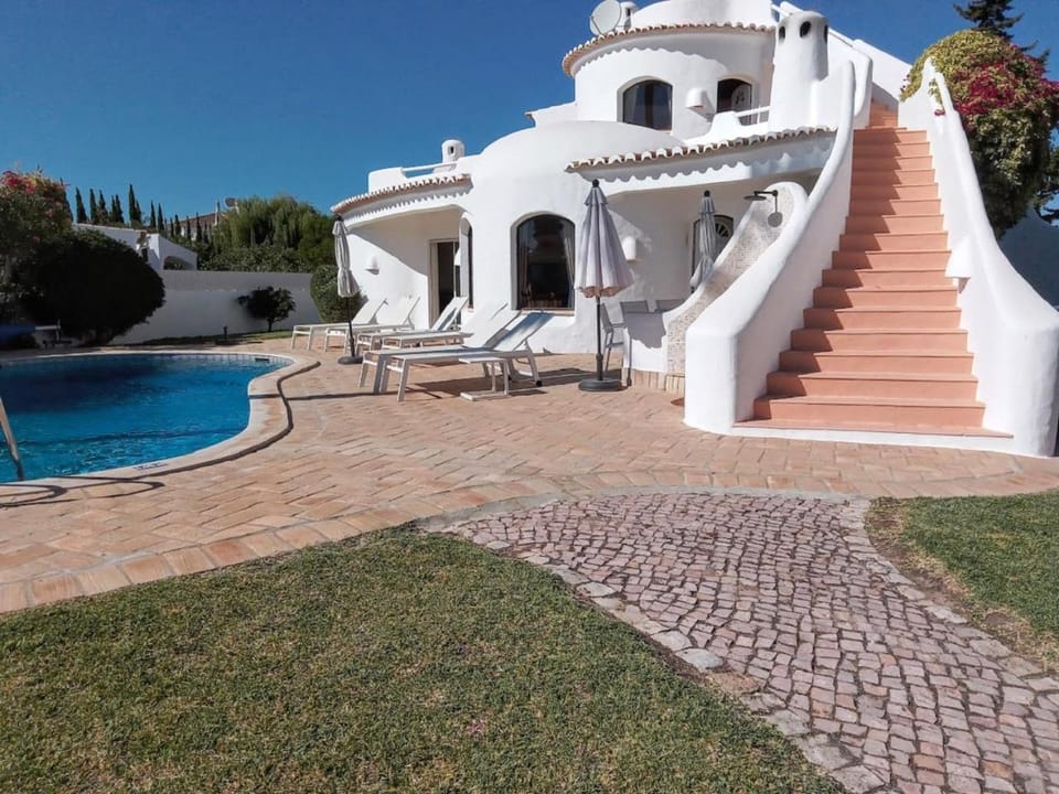 Property building, Swimming pool, sunbed