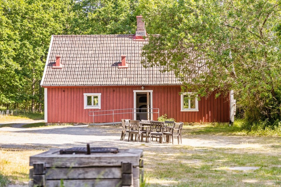 Property building, Patio, Spring, Day, BBQ facilities, Garden, Dining area, Garden view