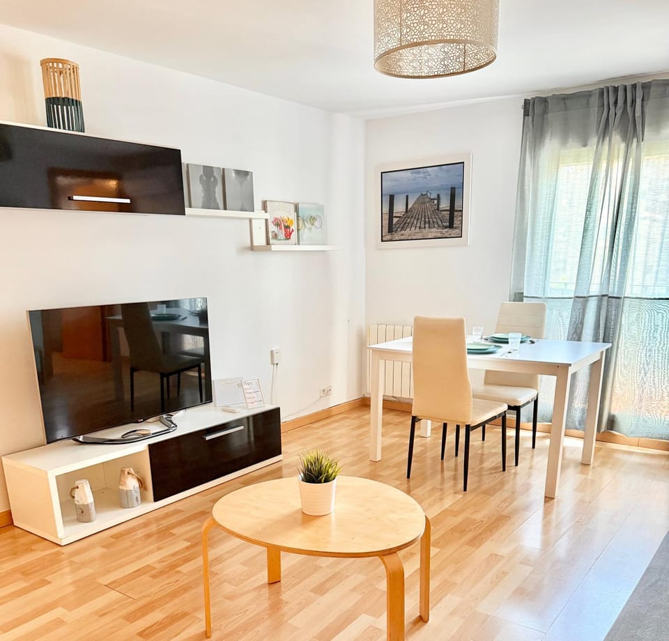 Communal lounge/ TV room, TV and multimedia, Seating area, Dining area