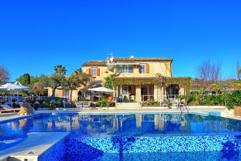 Property building, Day, Pool view, Swimming pool, sunbed