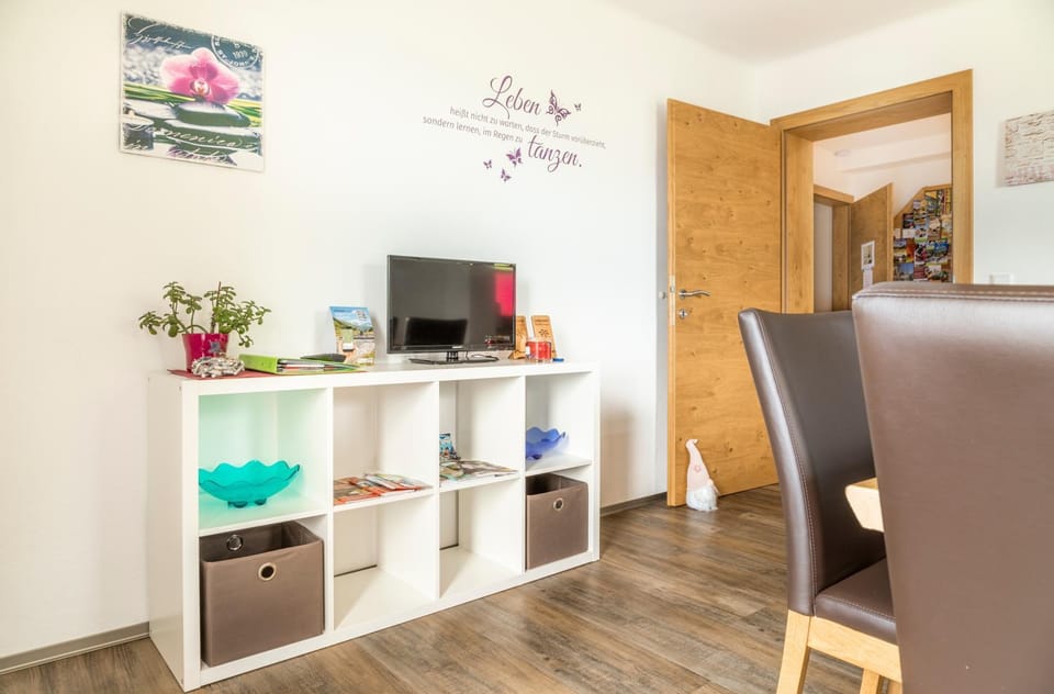 Communal lounge/ TV room, TV and multimedia, Dining area