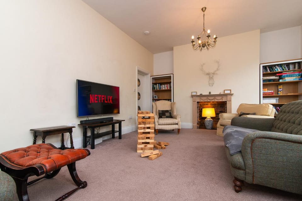 Communal lounge/ TV room, TV and multimedia, Living room, Seating area, Evening entertainment