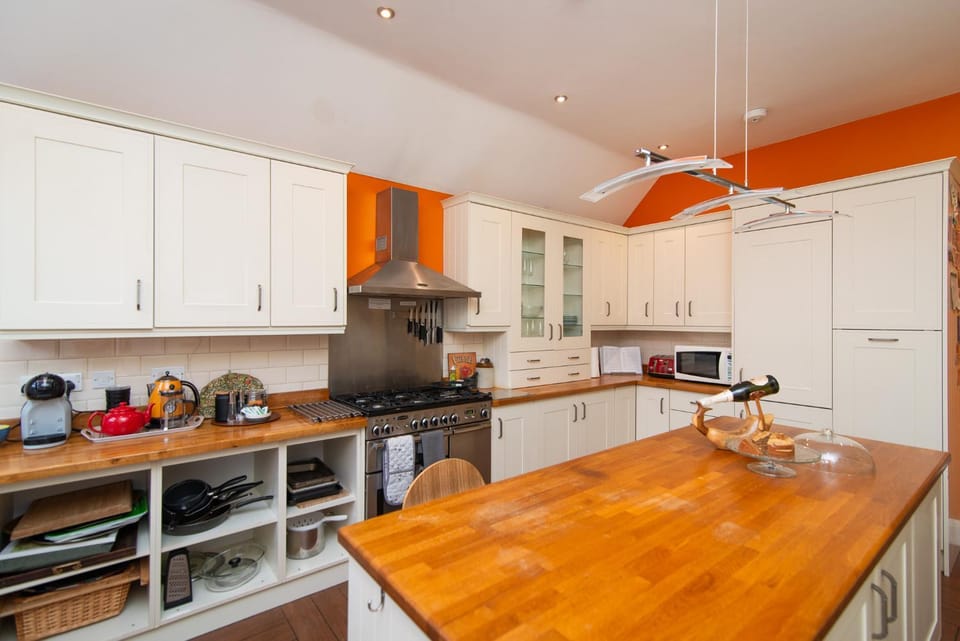 Coffee/tea facilities, Kitchen or kitchenette, Dining area, dishwasher, oven, pet friendly, stove, toaster