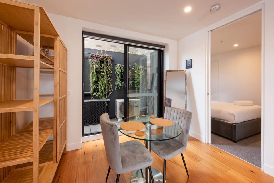 Modern 1 Bedroom Apartment in Brunswick East near CBD Apartment in Melbourne