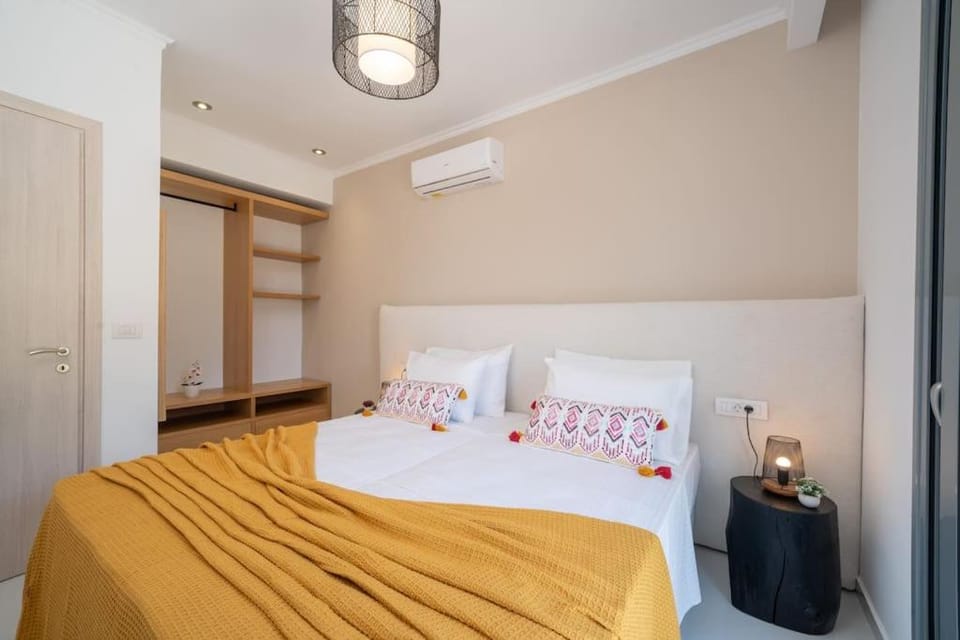 Bed, Photo of the whole room, Bedroom, towels, wardrobe, air conditioner