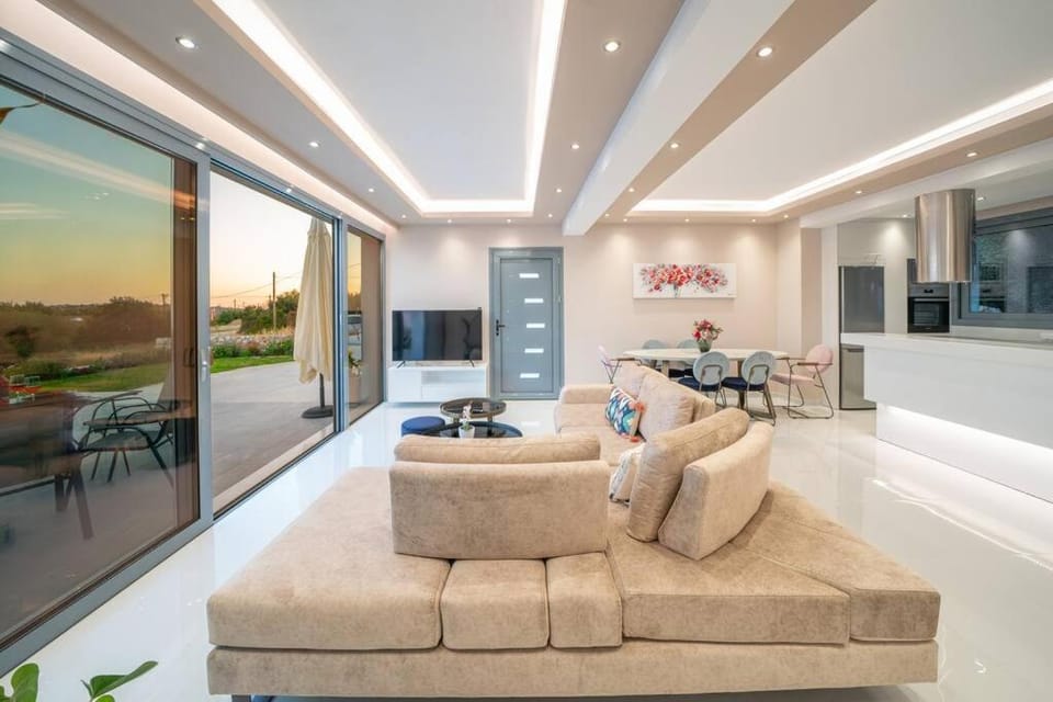 Communal lounge/ TV room, Living room, Dining area