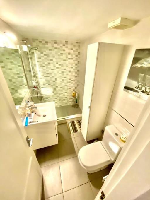 Shower, Toilet, towels