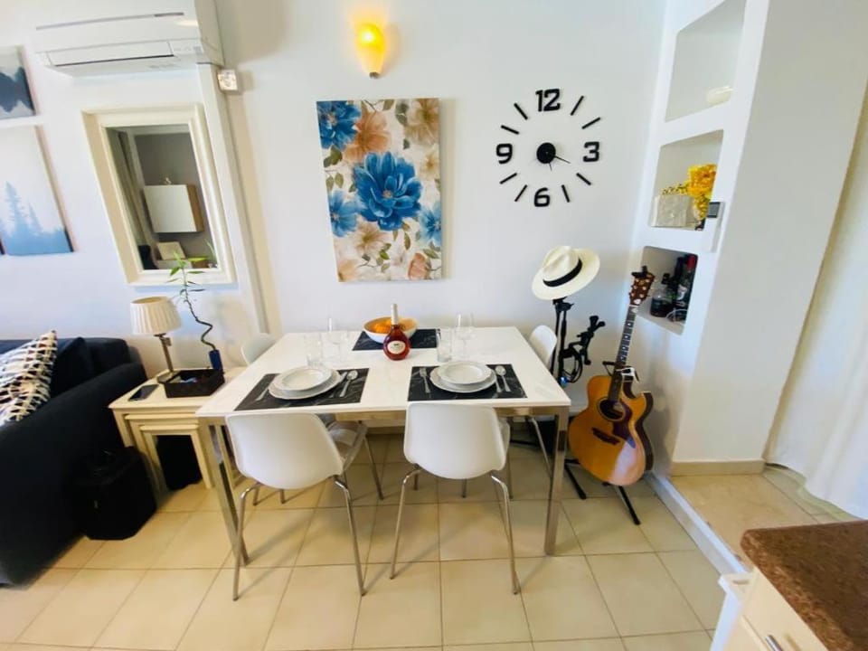 Living room, Seating area, Dining area, air conditioner