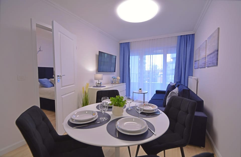 TV and multimedia, Kitchen or kitchenette, Living room, Seating area, Dining area