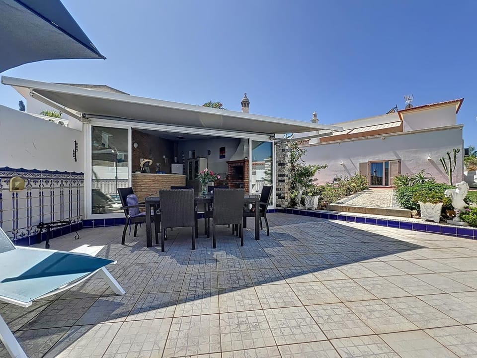 BBQ facilities, Lounge or bar, Swimming pool