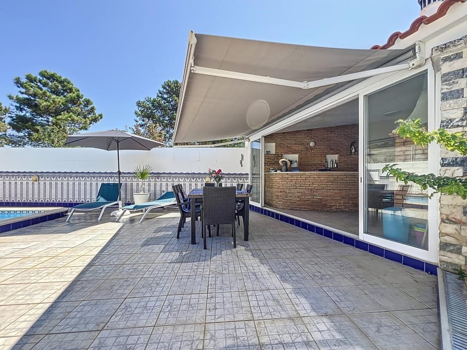 BBQ facilities, Lounge or bar, Swimming pool
