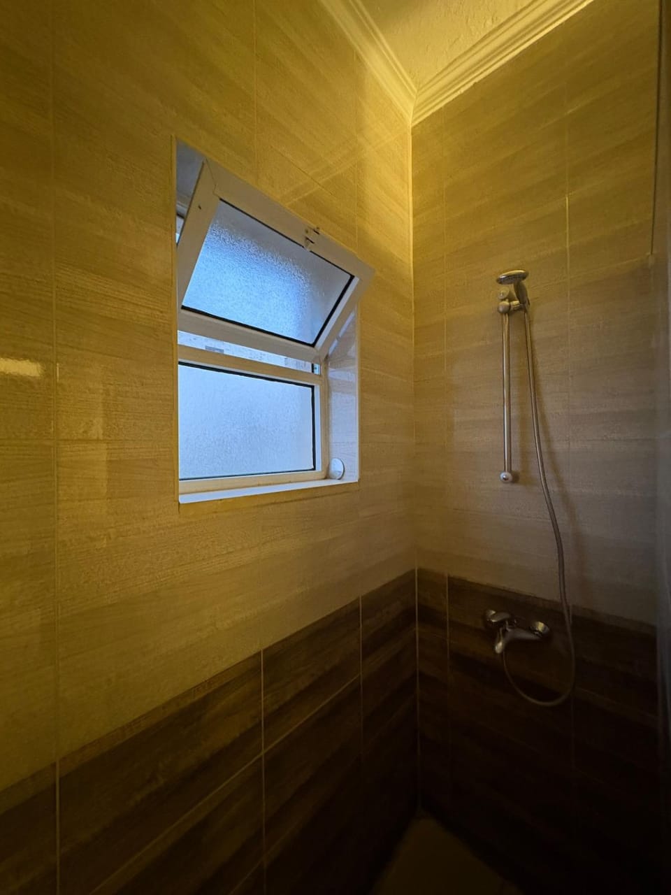 Exquisite & inviting 2 Bedroom 2 bath Balcony Fast internet Apartment in Africa
