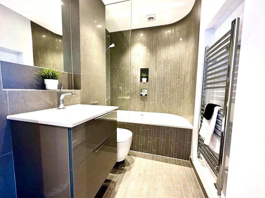 Sea View Ultra Modern 2 bedroom Apartment - 1 Min Walk to the Best Beach! - Great Location - FREE Parking - Fast WiFi - Smart TV - sleeps up to 4! Close to Purbeck, Corfe Castle, Sandbanks, Poole & Bournemouth Apartment in Swanage