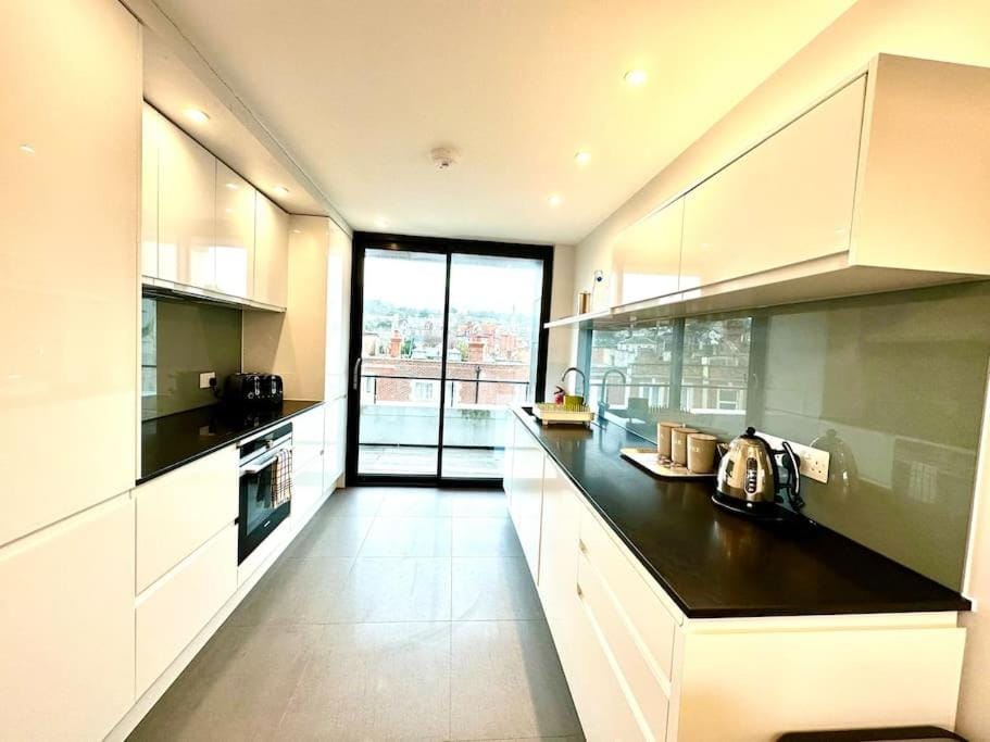 Sea View Ultra Modern 2 bedroom Apartment - 1 Min Walk to the Best Beach! - Great Location - FREE Parking - Fast WiFi - Smart TV - sleeps up to 4! Close to Purbeck, Corfe Castle, Sandbanks, Poole & Bournemouth Apartment in Swanage