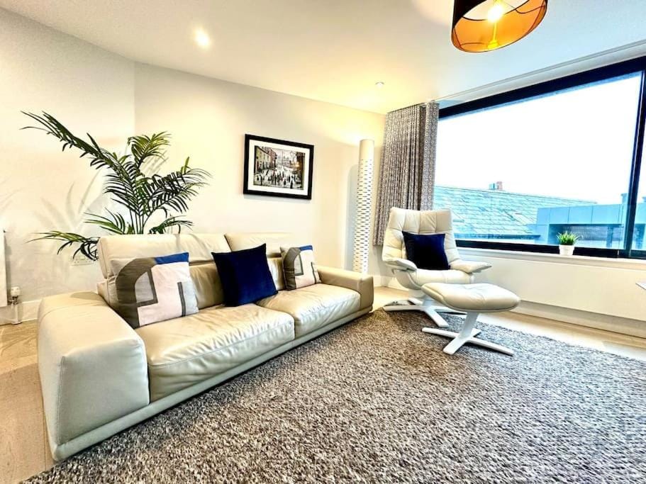 Sea View Ultra Modern 2 bedroom Apartment - 1 Min Walk to the Best Beach! - Great Location - FREE Parking - Fast WiFi - Smart TV - sleeps up to 4! Close to Purbeck, Corfe Castle, Sandbanks, Poole & Bournemouth Apartment in Swanage