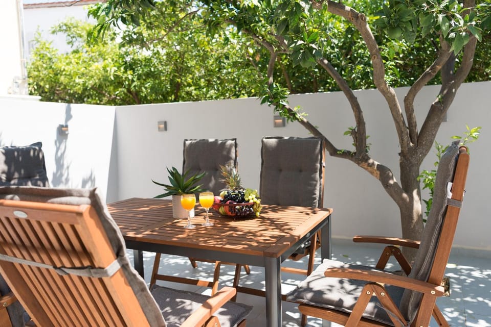 Patio, Day, Garden, Seating area, Dining area, Garden view