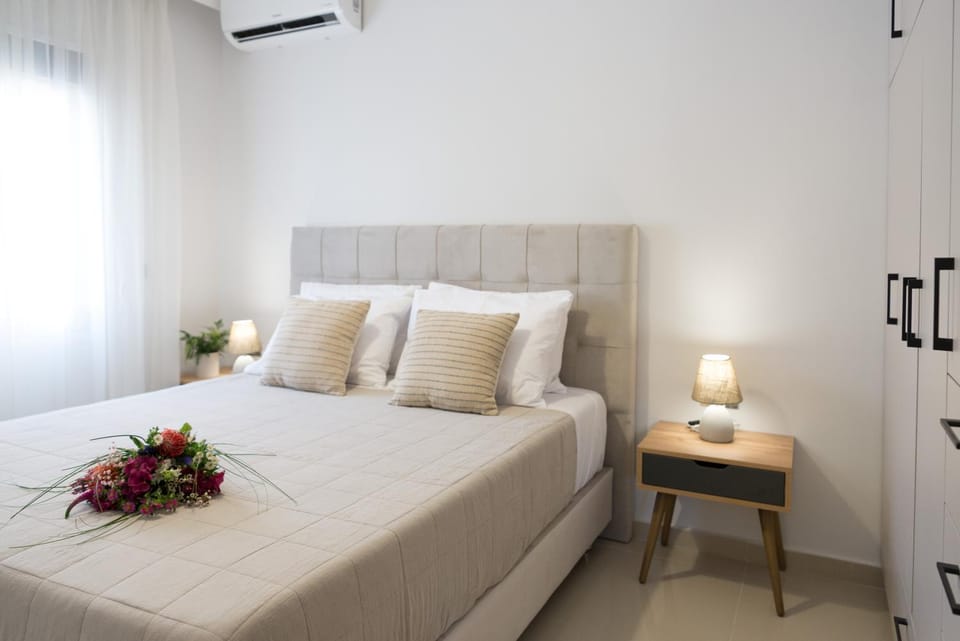 Bed, Photo of the whole room, Bedroom, wardrobe, air conditioner