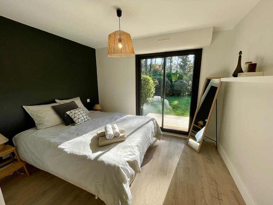 Photo of the whole room, Garden view