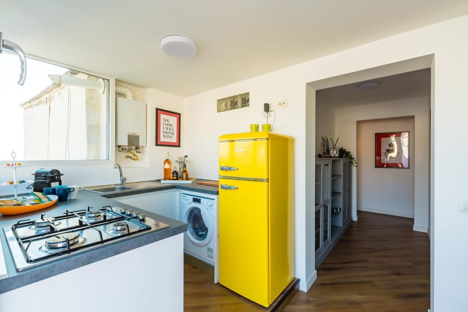 Kitchen or kitchenette, minibar