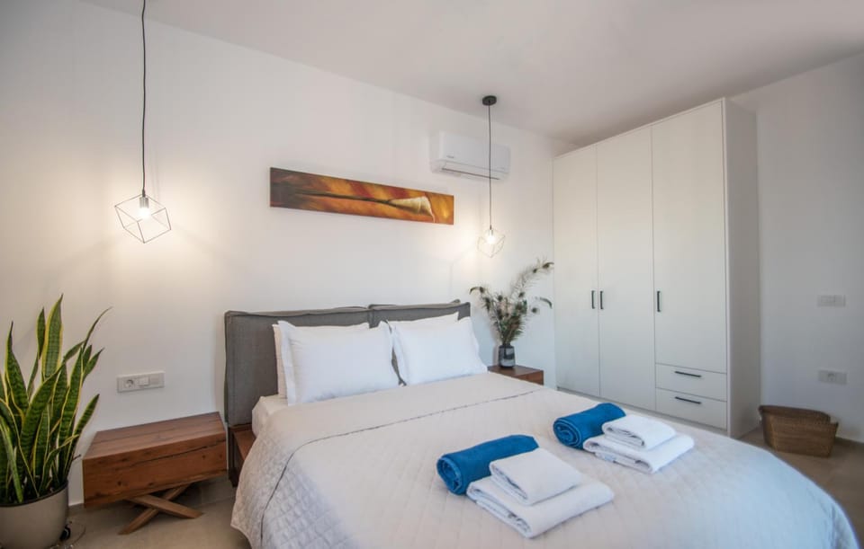 Bed, Photo of the whole room, Bedroom, towels, wardrobe
