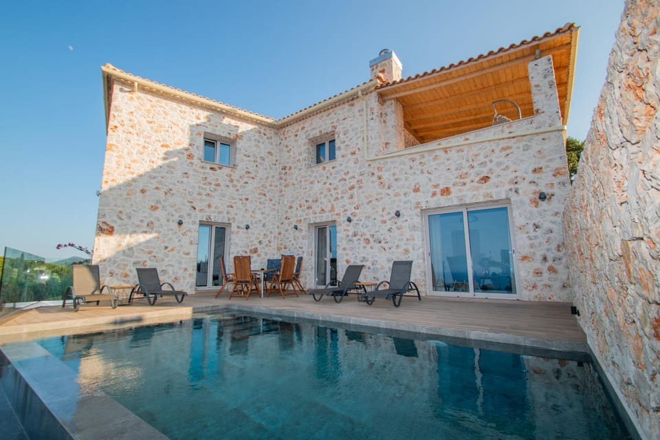 Property building, Patio, Day, Pool view, Swimming pool, sunbed