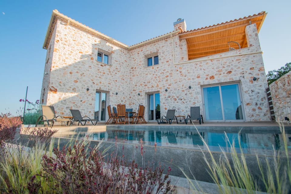 Property building, Patio, Day, Pool view, Swimming pool, sunbed