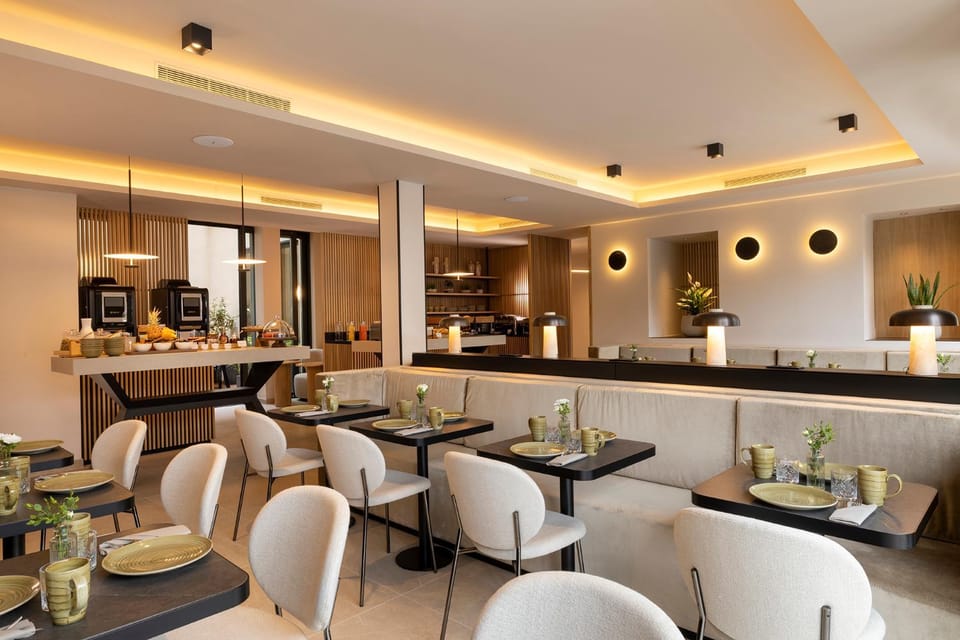 Restaurant/places to eat, Restaurant/places to eat, Coffee/tea facilities, Lounge or bar, Seating area, Breakfast