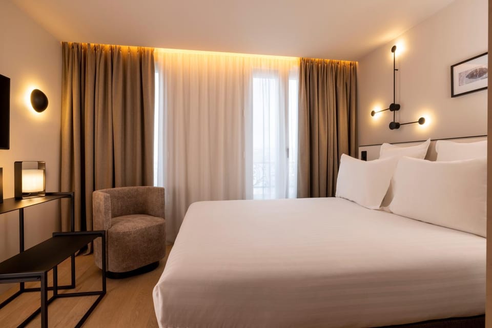 Bed, Seating area, Bedroom
