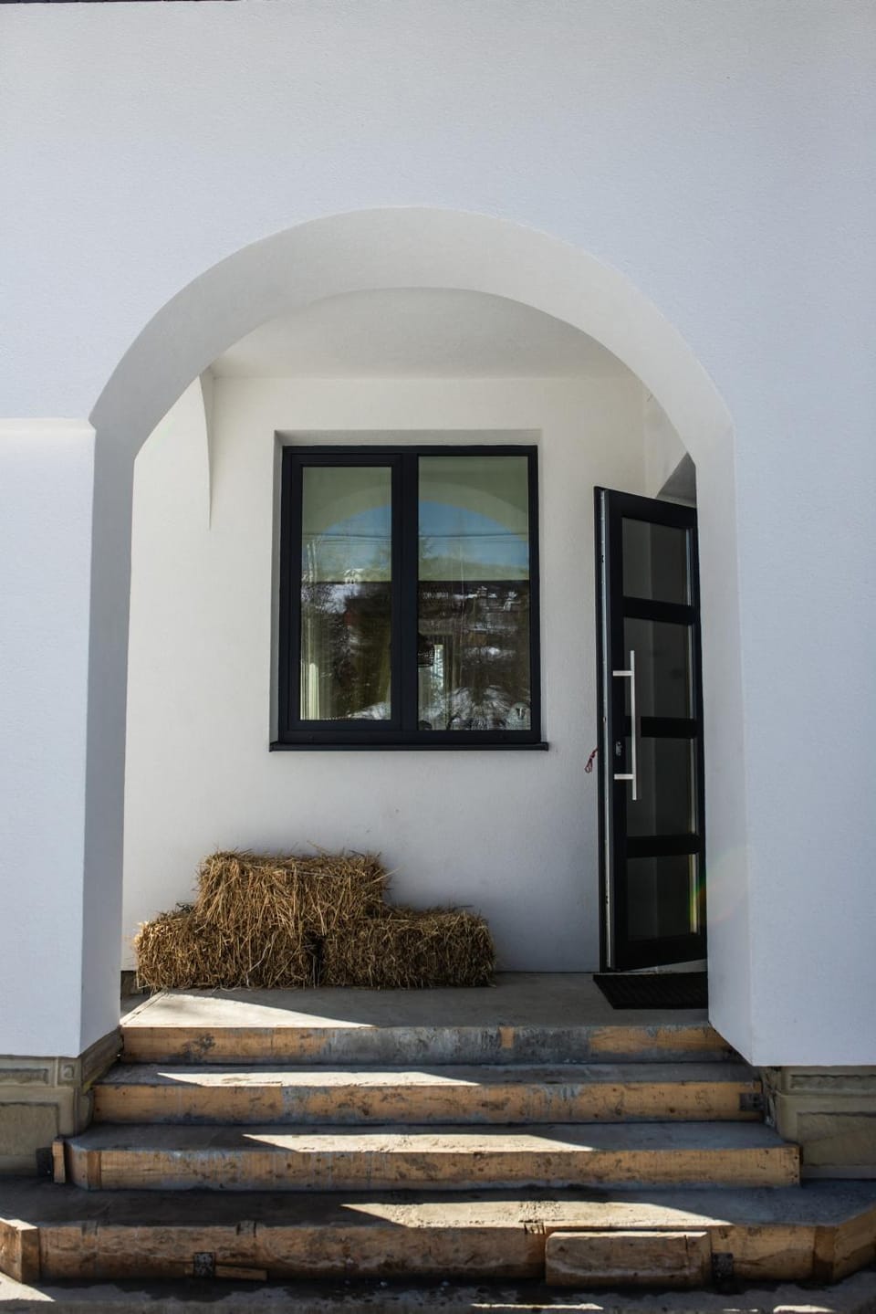 Property building, Facade/entrance, Day