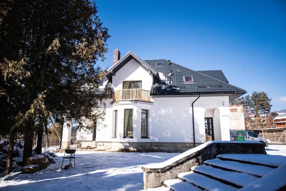 Property building, Facade/entrance, Day, Neighbourhood, Winter, Street view