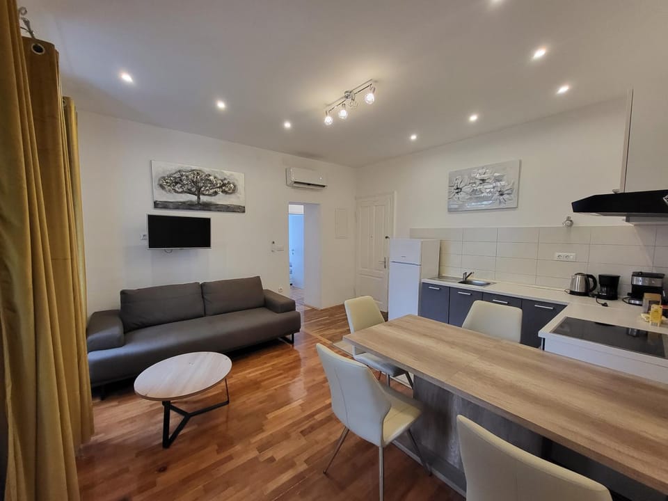 Kitchen or kitchenette, Living room, Seating area, Dining area