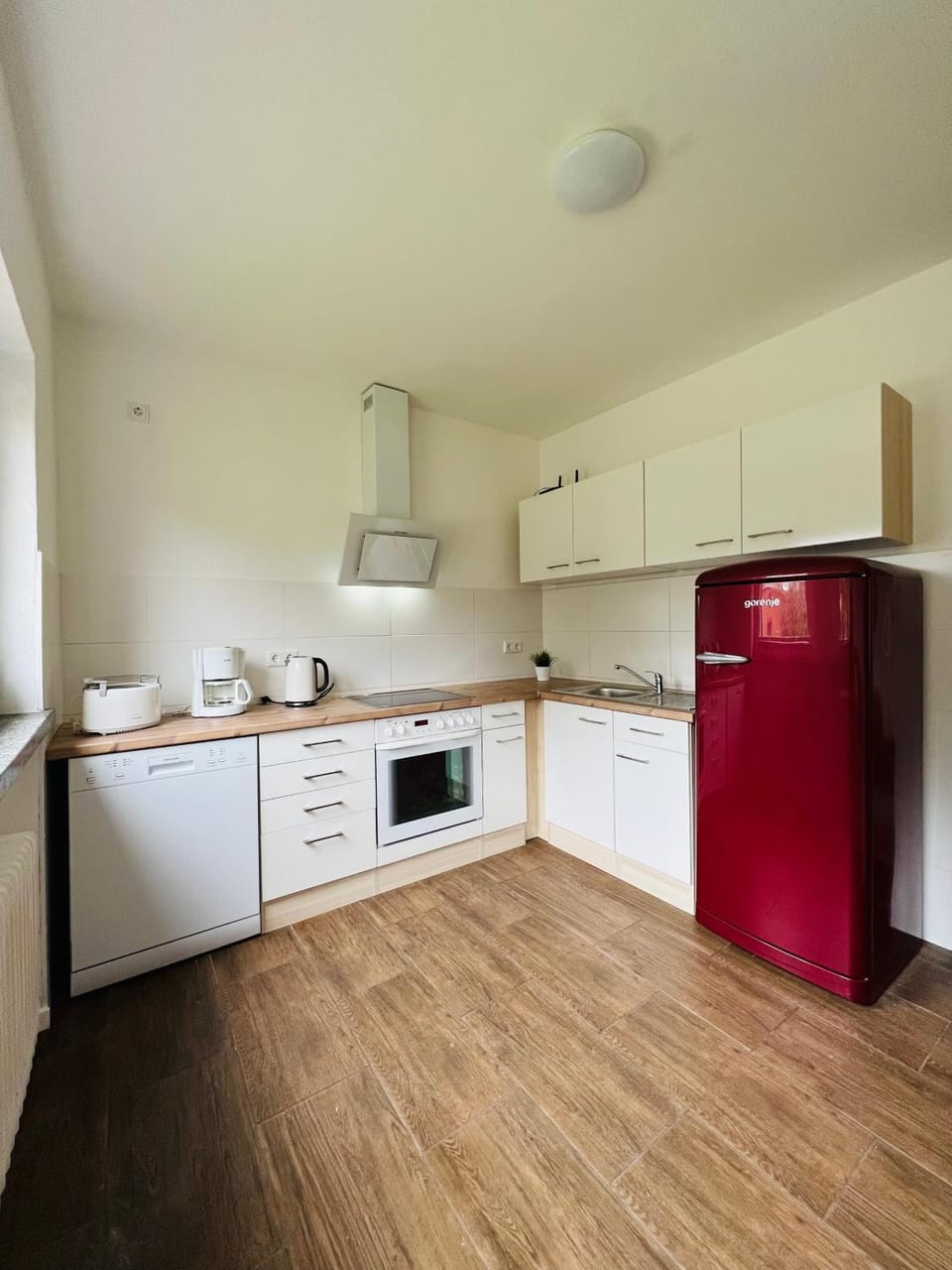 Coffee/tea facilities, Kitchen or kitchenette, dishwasher, stove, toaster