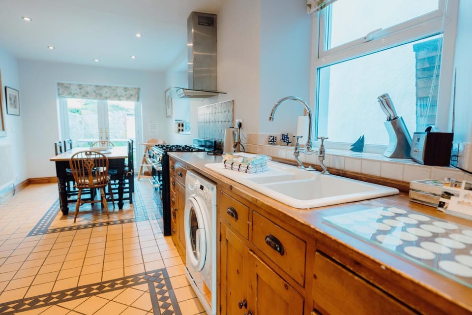 No4 Queens Parade close to Tenby South Beach House in Wales